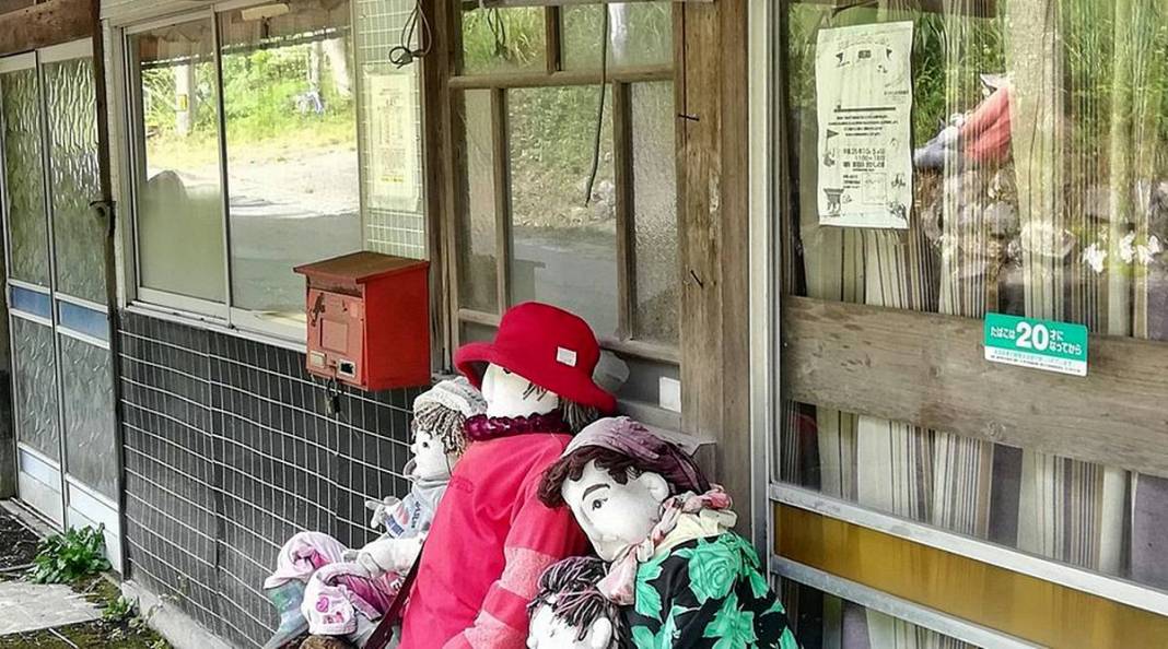 Bu köye gelenler gözlerine inanamıyor: Tüyler ürperten manzara! Hepsi yetişkin insan boyutlarında 29